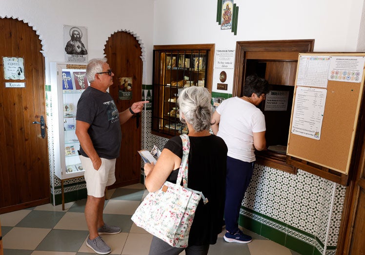 Peregrinos comprando en la tienda del obrador.