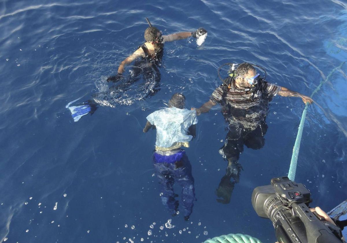 Rescatistas recuperan el cadáver de un migrante cerca de Trípoli.