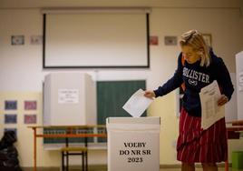 Una mujer deposita su voto en un colegio electoral de Bratislava.