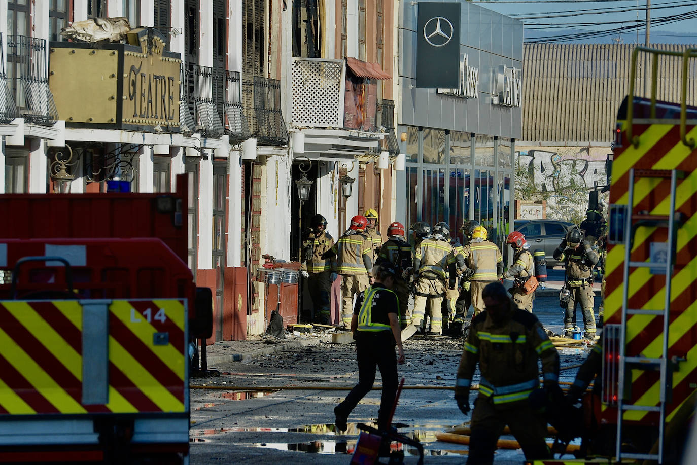 Los bomberos trabajan en uno de los accesos de la discoteca. 