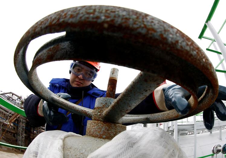 Cortar el grifo. Un trabajador en la refinería rusa de Bashneft - Novoil.