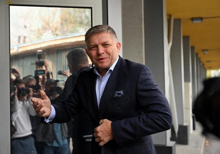 Robert Fico, se dirige a la conferencia de prensa tras proclamarse vencedor de las elecciones en Eslovaquia.