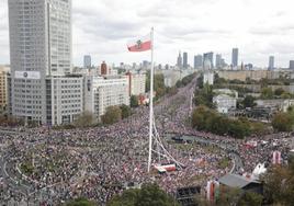 Vista de la multitudinaria concentración convocada por la oposición al Gobierno polaco en la capital, Varsovia