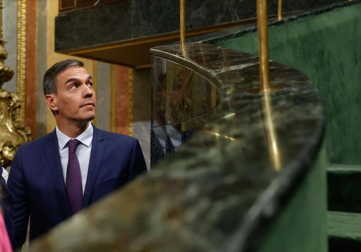 El presidente del Gobierno, Pedro Sánchez, durante la votación a la investidura del líder del PP, Alberto Núñez Feijóo.