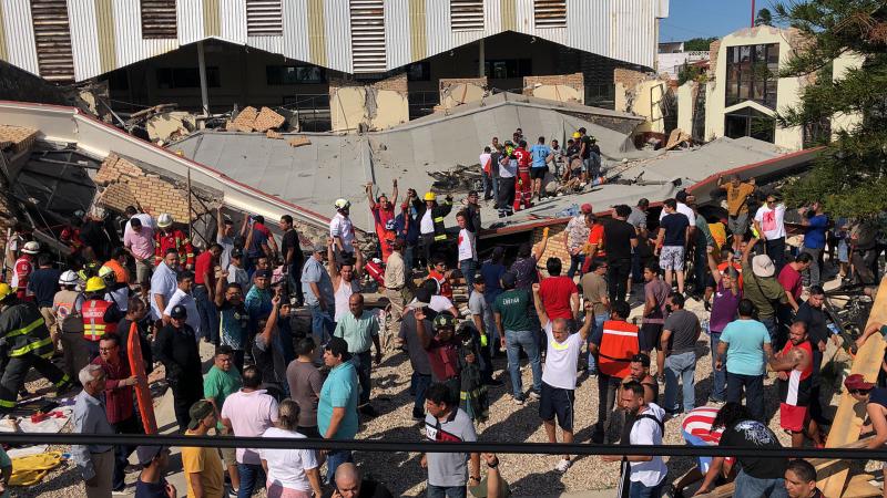 Los equipos de rescate trabajan entre los escombros en busca de supervivientes.