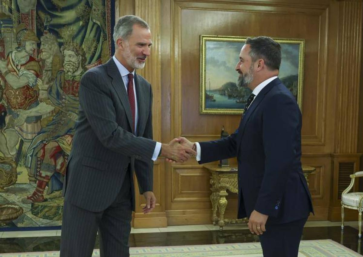 Imagen secundaria 1 - Felipe VI recibe en la Zarzuela a Yolanda Díaz (Sumar), Santiago Abascal (Vox) y Cristina Valido (Coalición Canaria) en el marco de la segunda ronda de contactos para la investidura.