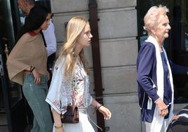 Victoria Federica e Irene Urdangarin, saliendo del hotel el día de la graduación de Irene.