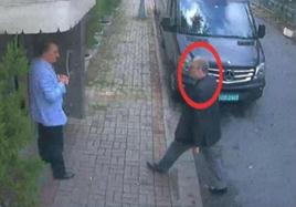 El periodista Jamal Khashoggi entra en el consulado saudí de Estambul, del que jamás salió.