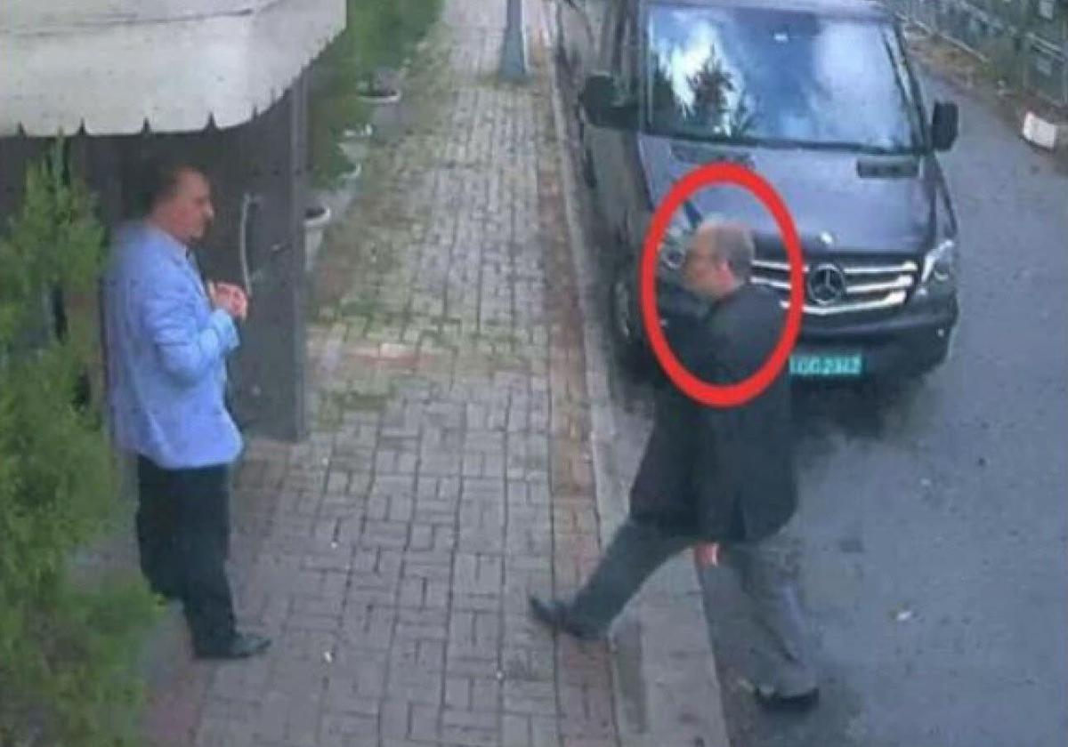 El periodista Jamal Khashoggi entra en el consulado saudí de Estambul, del que jamás salió.