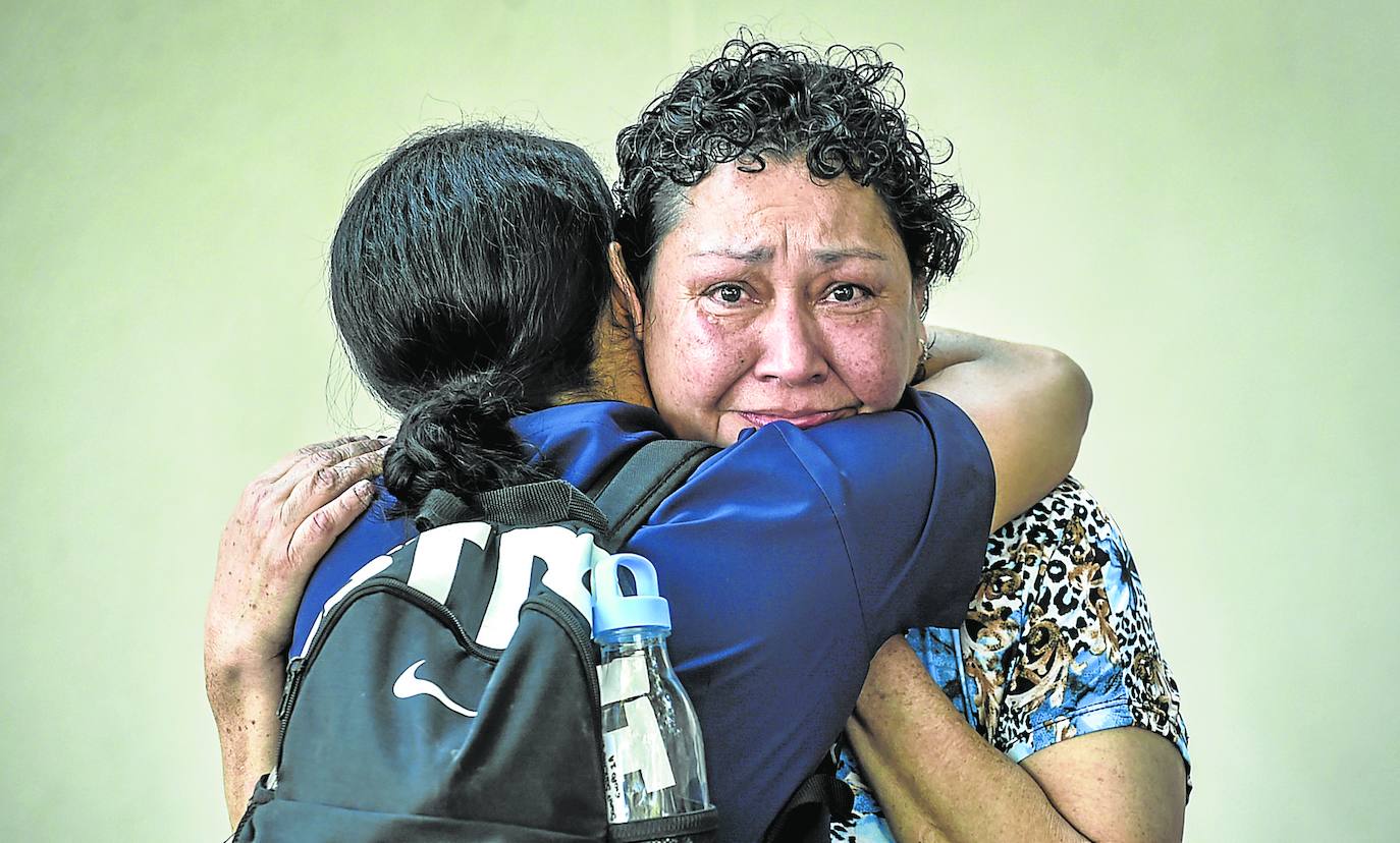 Familiares de los jóvenes que se encontraban en el incendio.