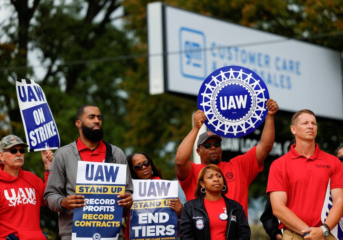 Trabajadores en huelga en frente de una sede de General Motors en Detroit.