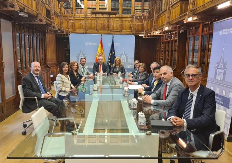 Representantes de las asociaciones de jueces y fiscales en la firma del acuerdo de mayo pasado con los responsables de Justicia y Hacienda, al fondo de la foto.