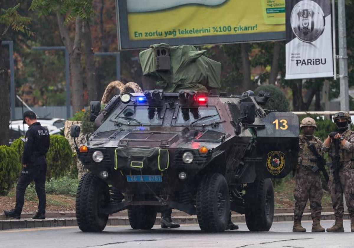 Miembros de las Fuerzas Especiales de la Policía turca aseguran el área cercana al Ministerio del Interior tras el ataque con bomba del domingo en Ankara.