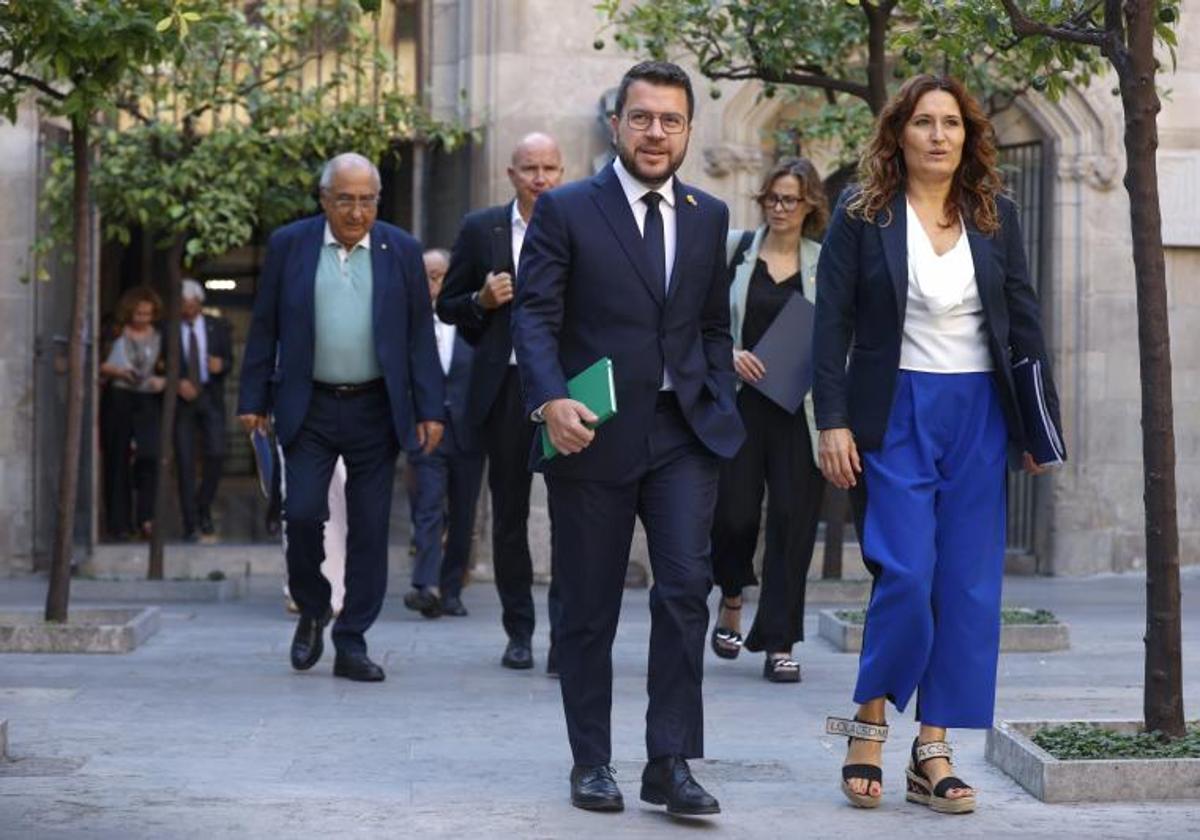 El presidente de la Generalitat, Pere Aragonès (i), y la consellera de Presidencia, Laura Vilagrà.