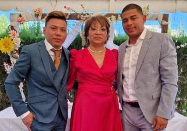 Erick (sin corbata), el nicaragüense que celebraba su cumpleaños en la Fonda, junto a su madre, Marta Hernández, y su hermanastros Sergio.