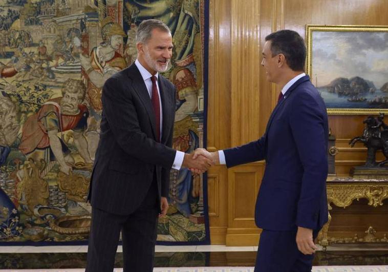 Felipe VI y Pedro Sánchez durante su encuentro en la Zarzuela este martes.