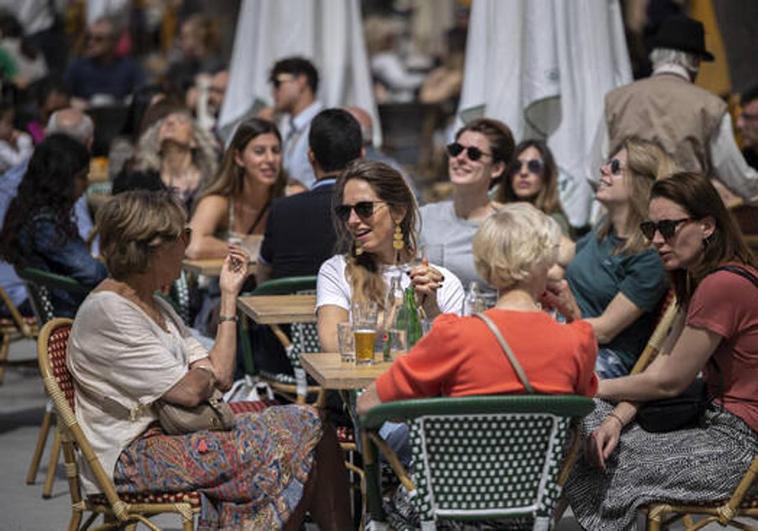 Un grupo de turistas en Valenia este verano.