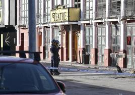 Agentes de la Policía Judicial realizan labores de investigación en las discotecas Teatre y Fonda Milagros.