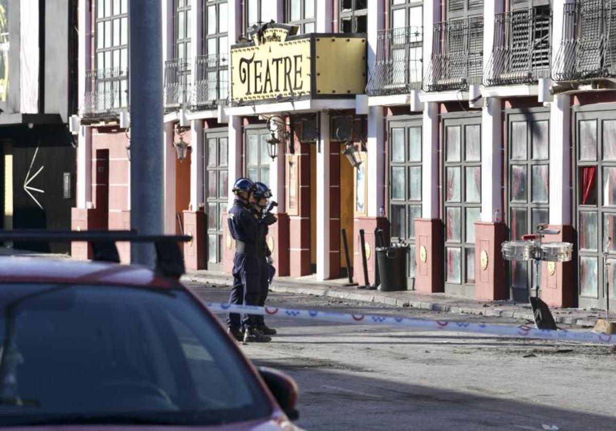 Agentes de la Policía Judicial realizan labores de investigación en las discotecas Teatre y Fonda Milagros.