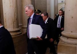 Kevin McCarthy sale del Capitolio horas después de ser destituido.