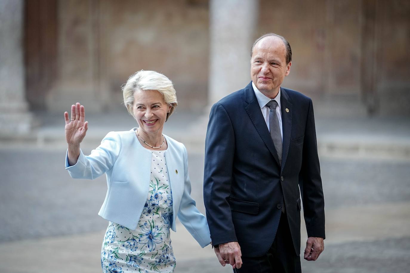 La presidenta de la Comisión Europea, Ursula von der Leyen, acompañada de su marido, Heiko von der Leyen. 