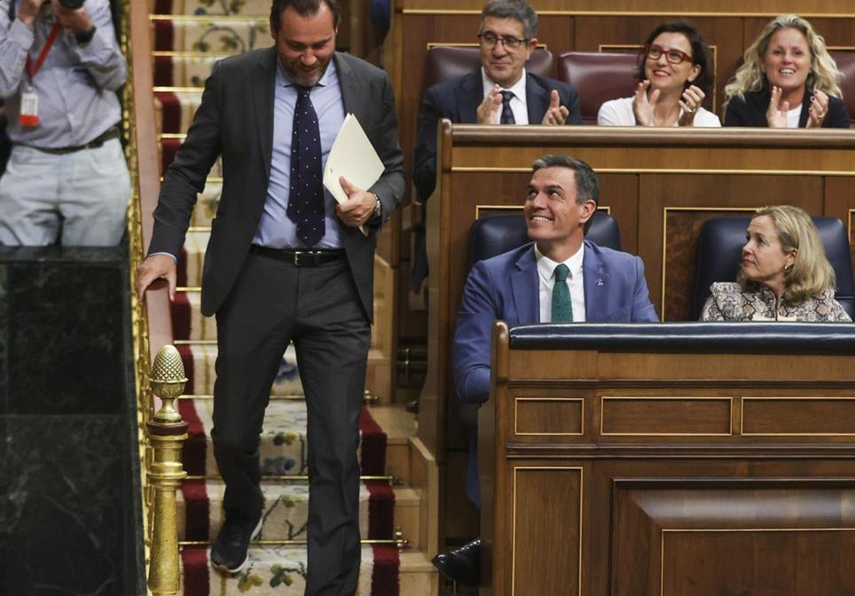 Pedro Sánchez sonríe a Óscar Puente, la pasada semana en el Congreso.