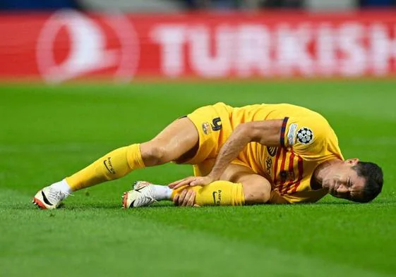 Robert Lewandowski se duele tras caer lesionado en el duelo de Champions ante el Oporto