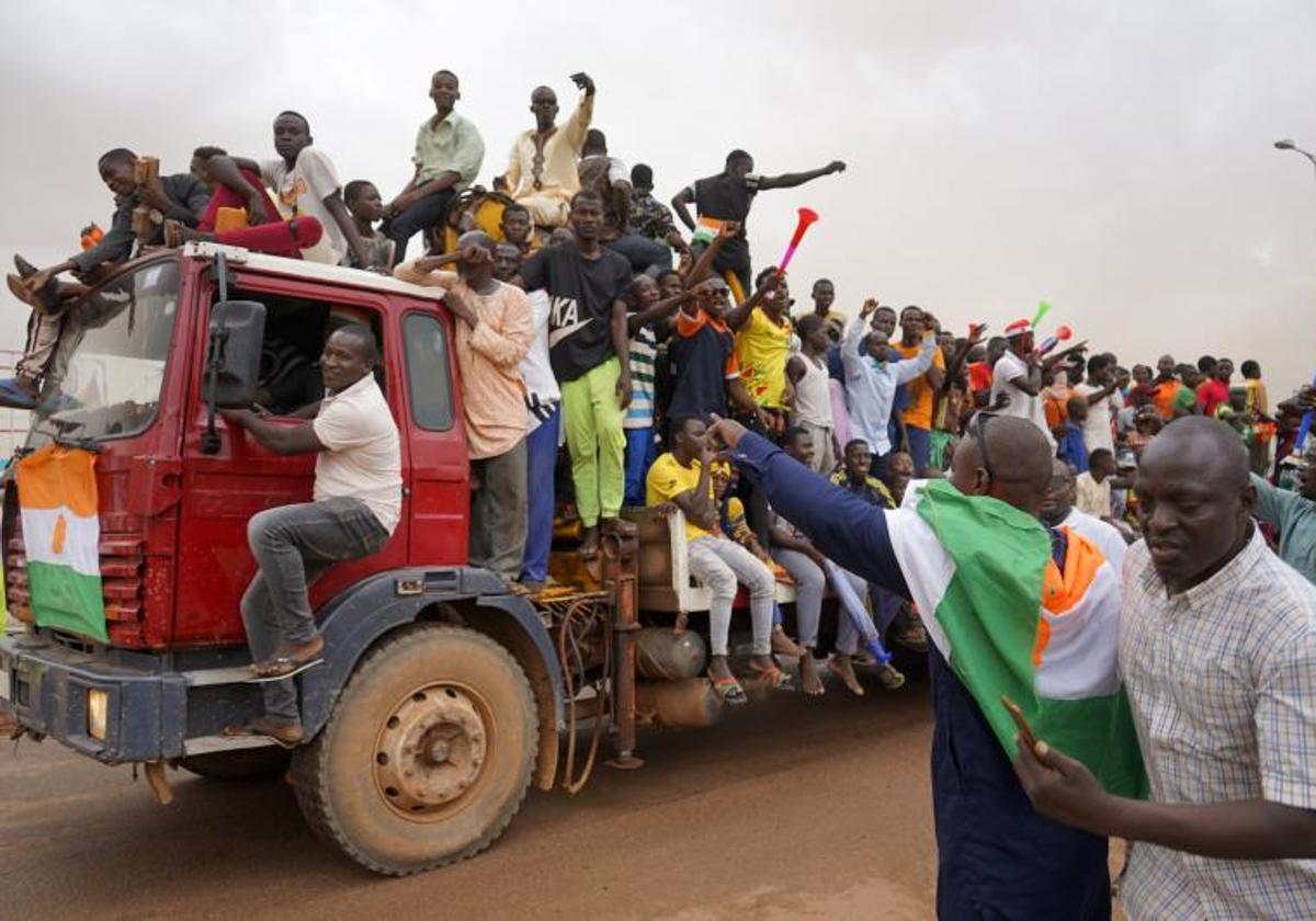 Partidarios de la junta militar se manifiestan en Niamey contra la presencia militar francesa en Níger.