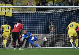 Pepe Reina detiene el penalti que aseguró el triunfo del Villarreal en el minuto 92.