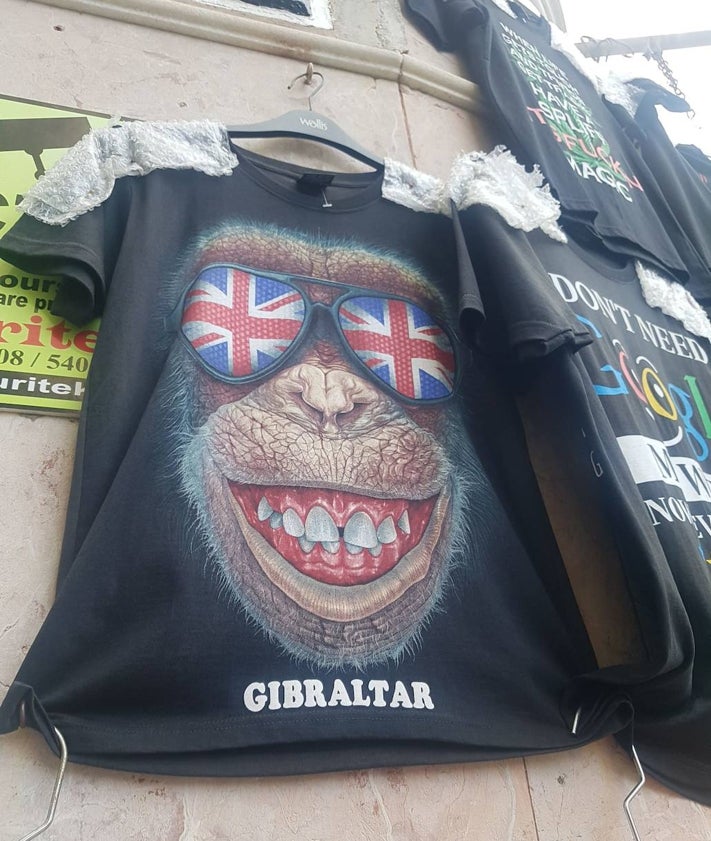 Imagen secundaria 2 - Una pareja de turistas camina ante uno de los carteles de la campaña electoral. El anticuario Samuel Benzaquen muestra las llaves de sus antepasados judíos de Lucena y una camiseta de una tienda de souvenirs en la calle principal de Gibraltar, Main Street.