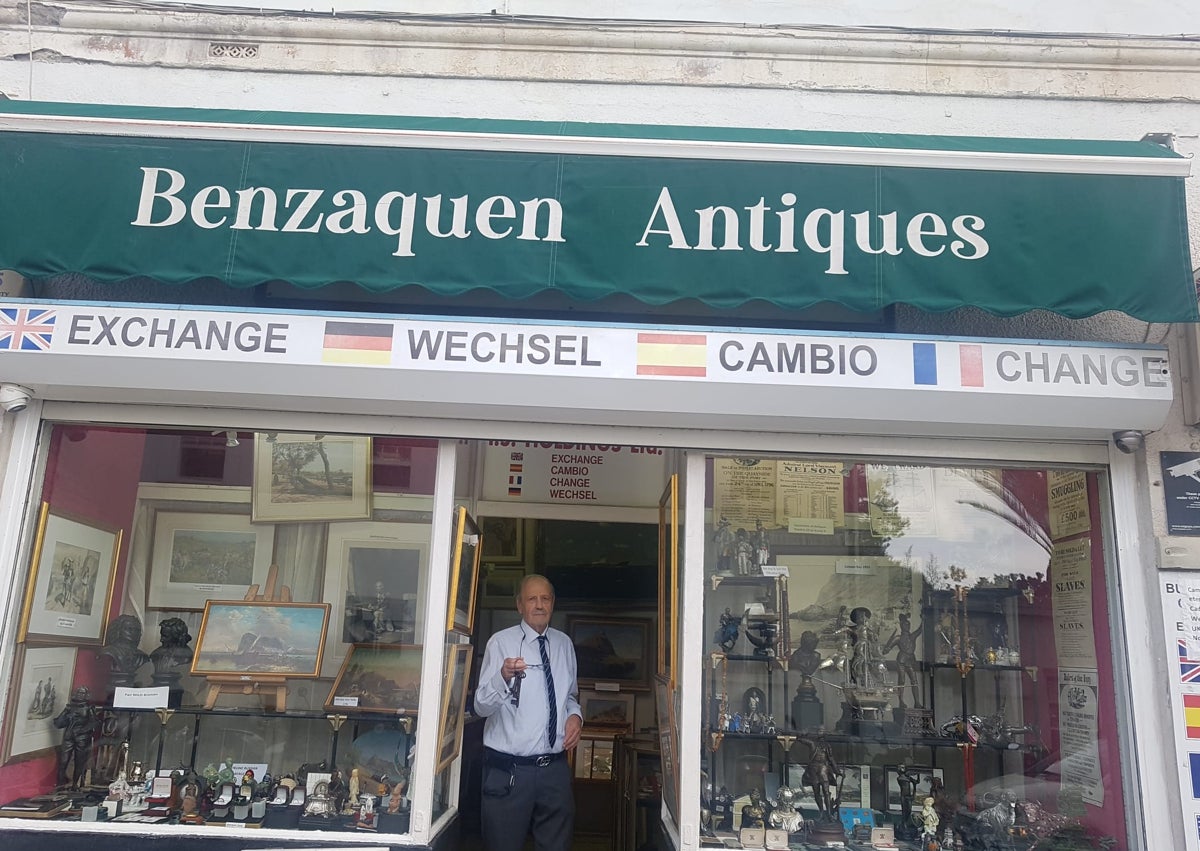 Imagen secundaria 1 - Una pareja de turistas camina ante uno de los carteles de la campaña electoral. El anticuario Samuel Benzaquen muestra las llaves de sus antepasados judíos de Lucena y una camiseta de una tienda de souvenirs en la calle principal de Gibraltar, Main Street.