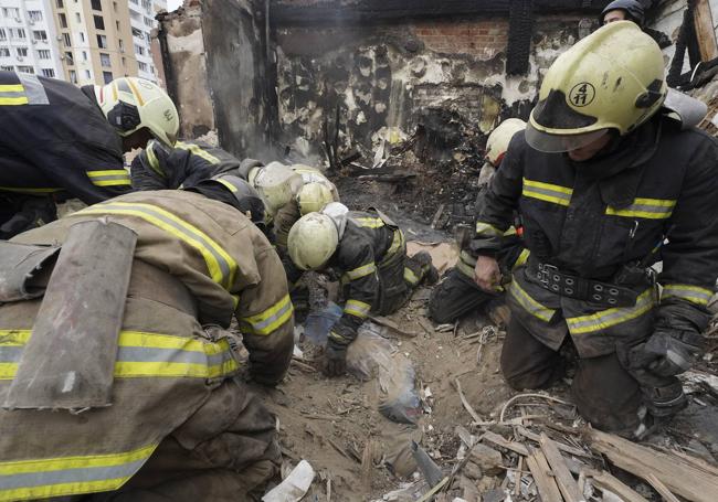 Bomberos trabajan en las tareas de desescombro en Járkov.