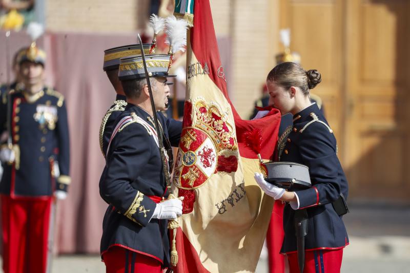 La princesa Leonor, durante el beso a la bandera.