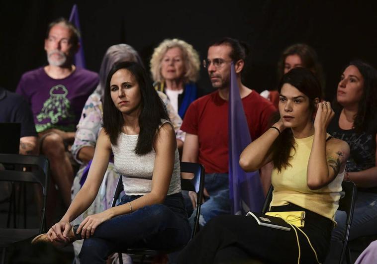 Ione Belarra e Isa Serra en un encuentro con la militancia en Madrid