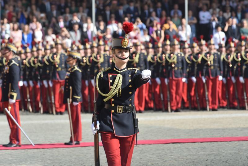 La princesa Leonor desfila por el patio de la Academia.