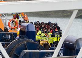 Una embarcación llena de inmigrantes llega al puerto de Dover.