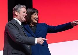 El líder del Partido Laborista, sir Keir Starmer, junto a la ministra de Hacienda británica, Rachel Reeves, en la primera jornada de la conferencia laborista.