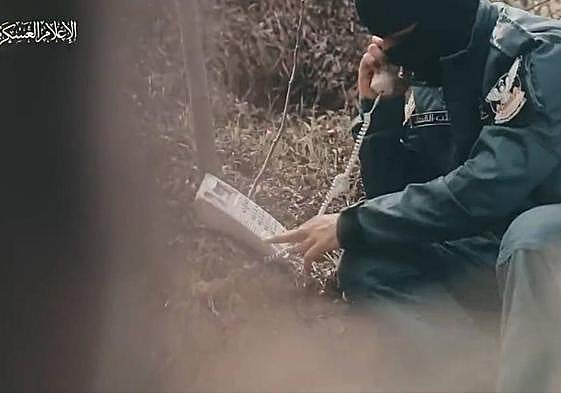 Un miliciano de Hamás emplea un teléfono fijo para sus comunicaciones duranet el ataque a Israel.