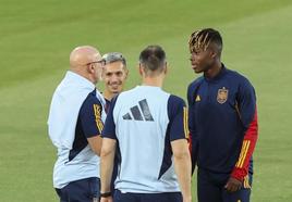 Luis de la Fuente charla con Bryan Zaragoza y Nico Williams durante el entrenamiento que completó este lunes la selección en Las Rozas.