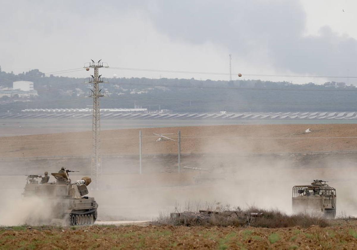 Varios soldados israelíes recorren en vehículos militares la frontera con Gaza