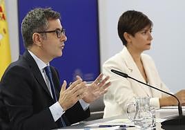 El ministro de Presidenci, Félix Bolaños, y la portavoz, Isabel Rodríguez, comparecen tras el Consejo de Ministros en el Palacio de la Moncloa