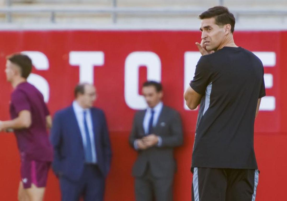 Diego Alonso, durante su primer entrenamiento como técnico del Sevilla.