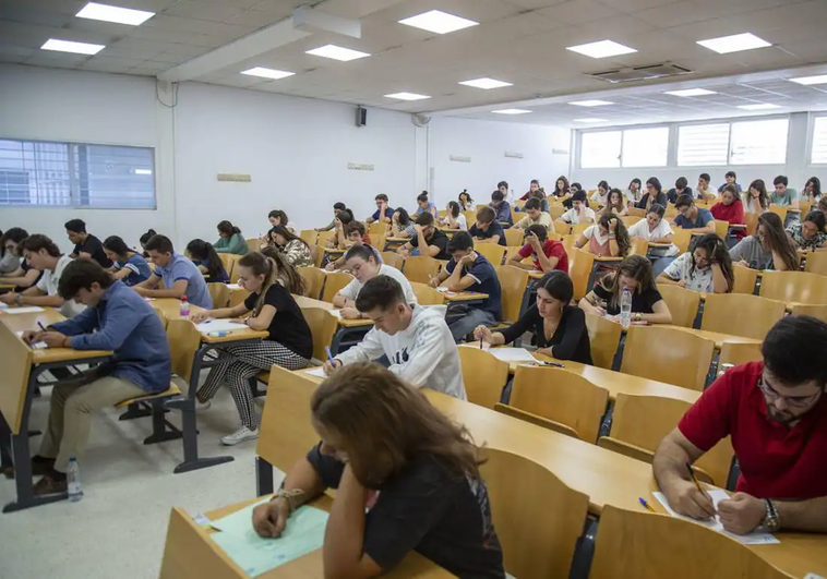 Varios jóvenez haciendo la Evaluación de Bachillerato para el Acceso a la Universidad (EBAU)