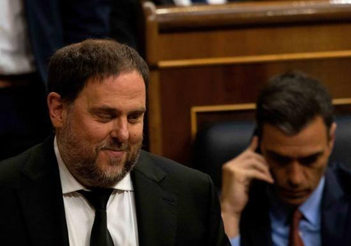 Oriol Junqueras pasa delante de Pedro Sánchez.