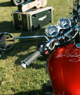 Imagen secundaria 2 - Las Bonneville personalizadas con detalles y firma de Elvis Presley