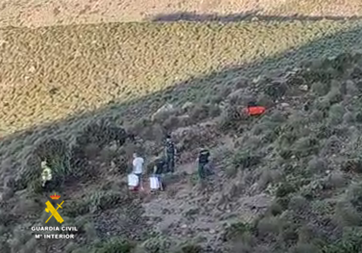 Agentes de la Guardia Civio intervienen en el lugar del accidente.