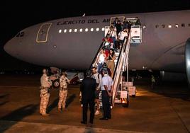 Aterriza en Madrid un primer avión militar español con evacuados desde Israel