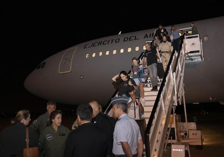 Imagen de los españoles llegados en el primer avión desde Israel.