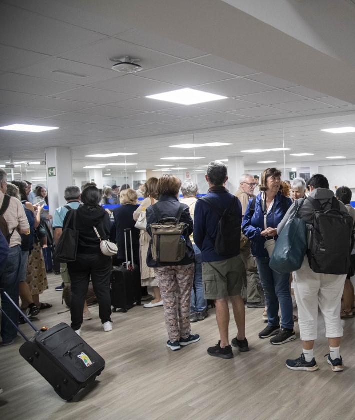 Imagen secundaria 2 - Imagen de los españoles llegados en el primer avión desde Israel.