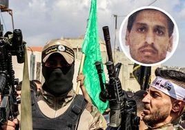 Un grupo de milicianos de Al-Qassam disparan al aire durante los funerales por uno de sus miembros. Arriba, una fotografía de Mohamed Deif.